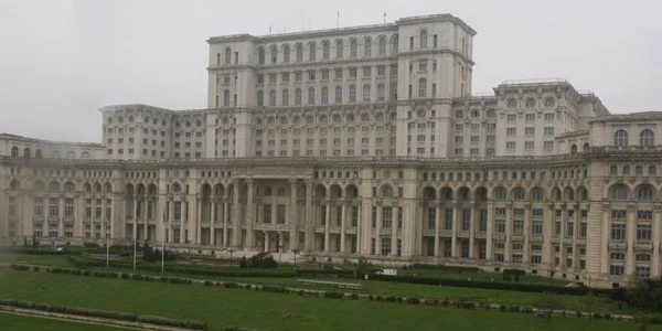 50 de posturi pentru studenţi, la Parlamentul României