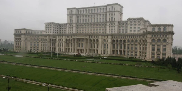 50 de posturi pentru studenţi, la Parlamentul României
