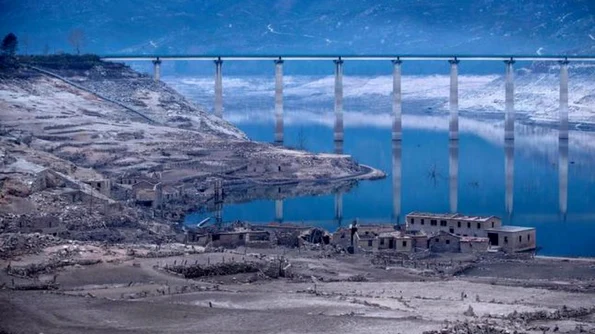 FOTO // Satul fantomă de la graniţa spaniolo portugheză scos la iveală de secetă „E ca şi cum m aş uita la un film“ jpeg