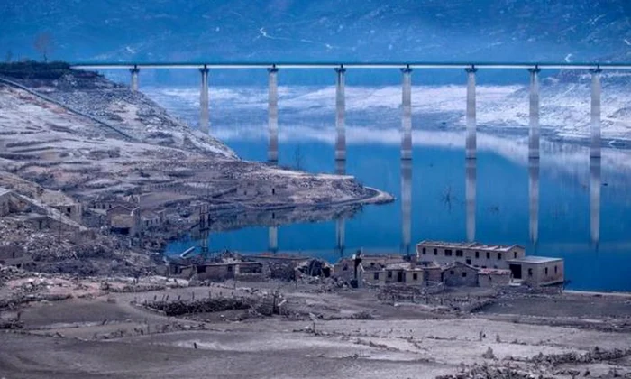 FOTO // Satul fantomă de la graniţa spaniolo portugheză scos la iveală de secetă  „E ca şi cum m aş uita la un film“ jpeg