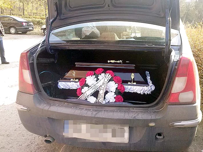 
    Carmen Darabană îşi înmormântează micuţul în hainele pe care le cumpărase pentru botezFoto: Mariana Constandache  