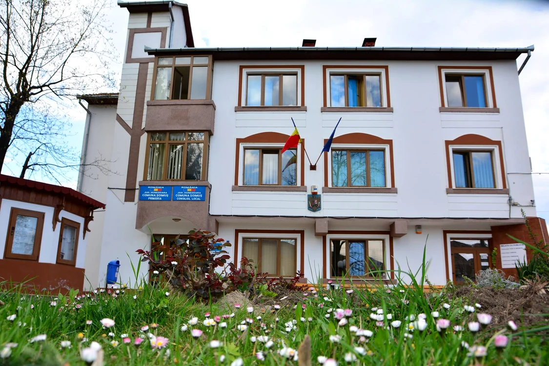 Astfel, a fost produs un prejudiciu bugetului comunei. FOTO: Facebook / Primăria Comunei Șoimuș