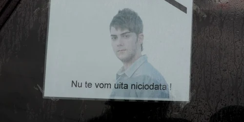 Fotografia sinucigaşului a fost lipită pe maşinile cortegiului