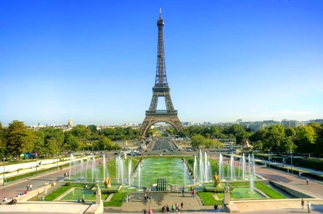 În Turnul Eiffel se poate urca şi pe scări, nu numai cu liftulShutterstock
