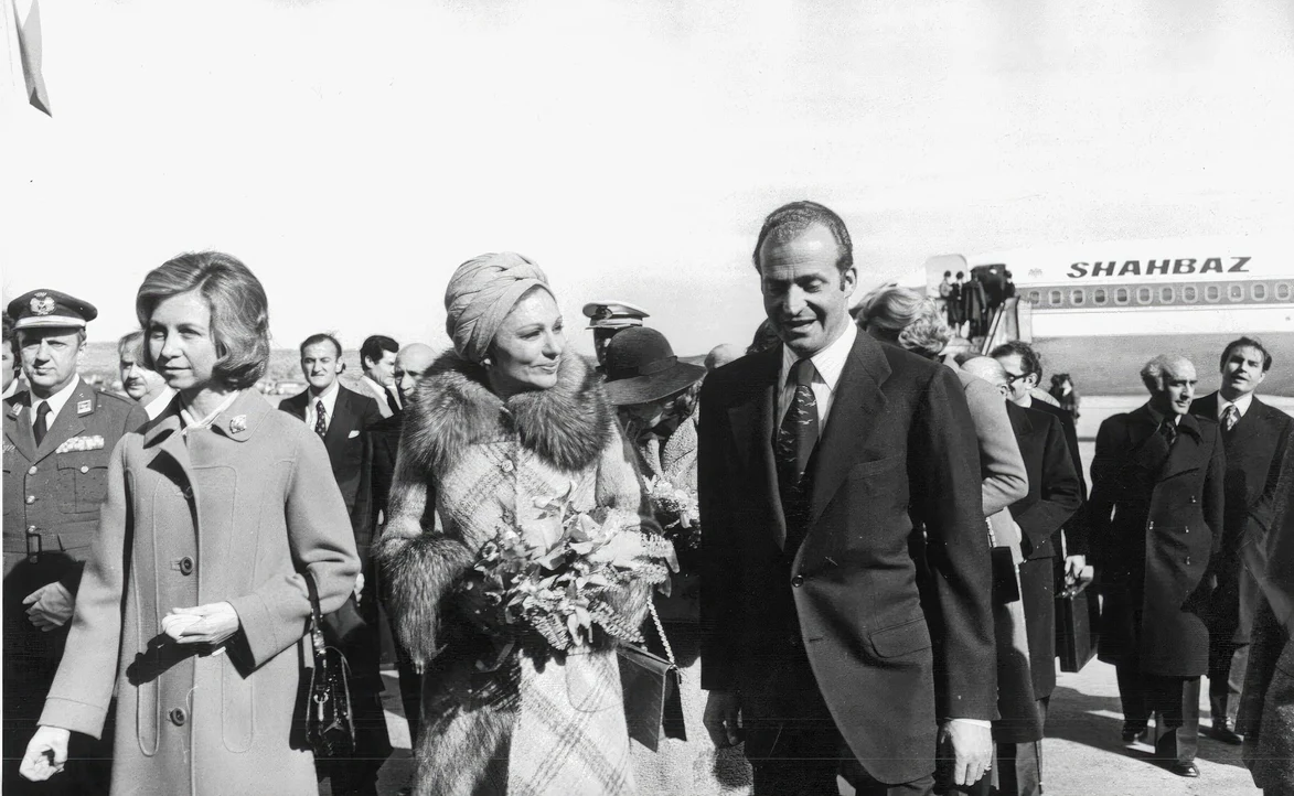 Regina Sofia a Spaniei cu Împărăteasa Farah Diba a Iranului și Regele Juan Carlos în Spania, 1976   profimedia 0830090419 jpg