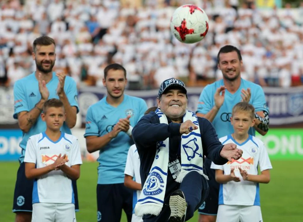 Maradona a încercat să facă jonglerii cu mingea