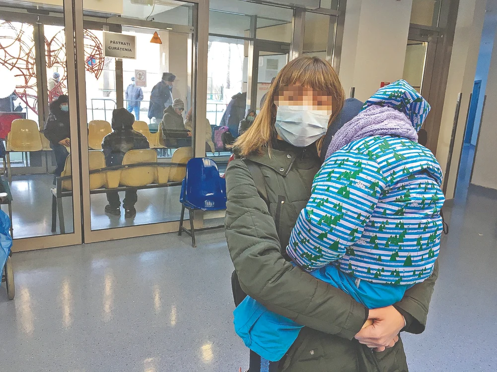O mămică și-a adus copilul la testare cu taxi. Ambulanța ar fi venit acasă în 3 zile.