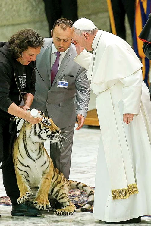 Apoi se linişteşte şi continuă să bea lăptic