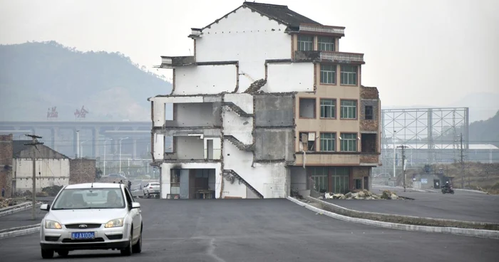 Casa este amplasată în mijlocul autostrăzii care nu este încă deschisă FOTO Reuters