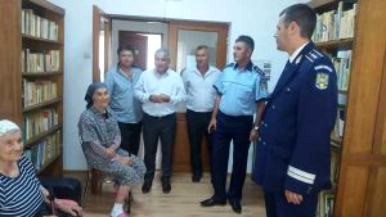Poliţistul a donat 700 de cărţi