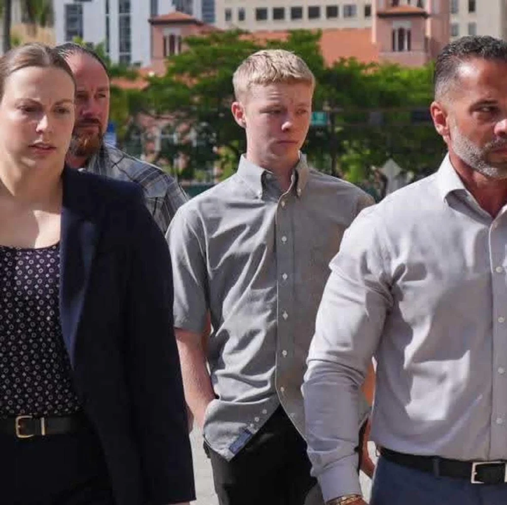 Un adolescent acuzat că și-a ucis sora vitregă în timpul unei croaziere s-a predat autorităților. Riscă închisoare pe viață