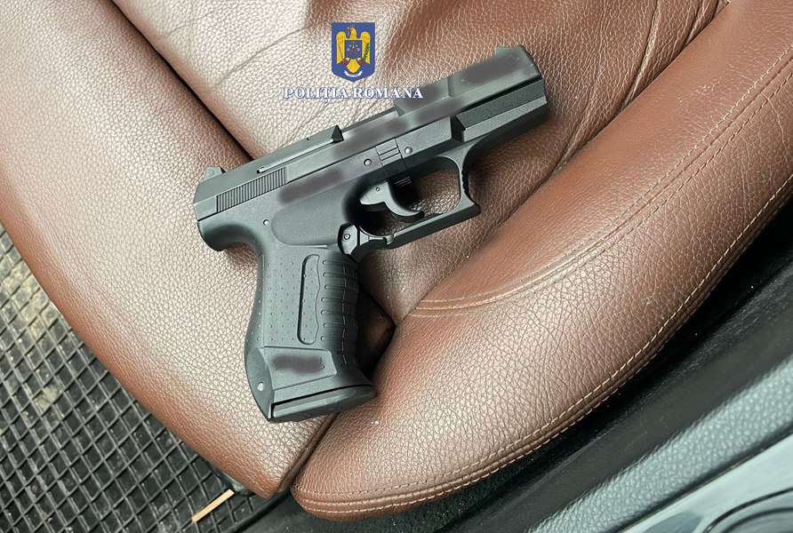 Incident uluitor în trafic. Un puști a amenințat cu pistolul un șofer care l-a certat că traversează neregulamentar 