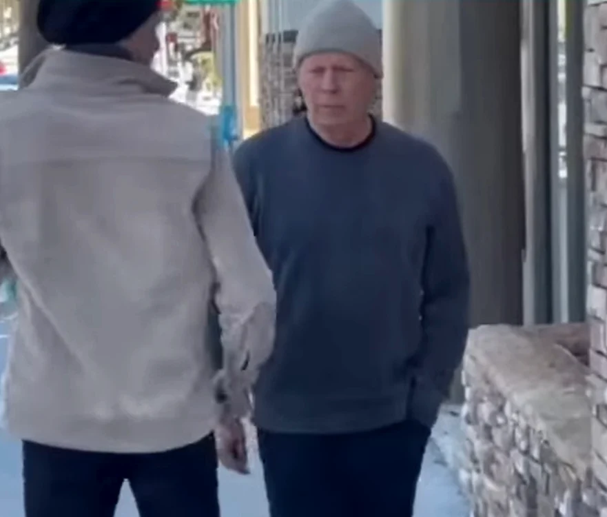 Bruce Willis este tot mai schimbat din cauza bolii de care suferă. Foto: Captură 