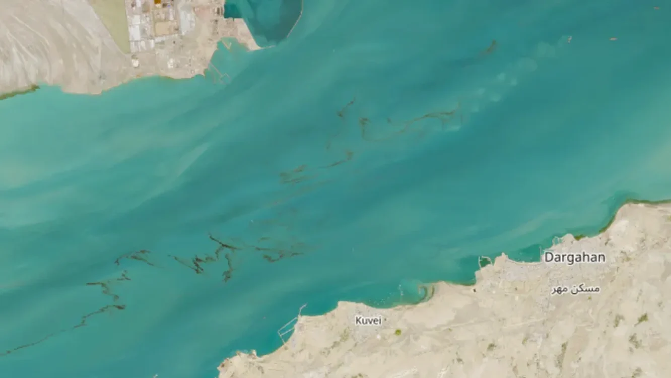 Pete de petrol în apele  din apropierea insulei iraniene Lavan /FOTO: Copernicul/ Sentinel-2/ESA