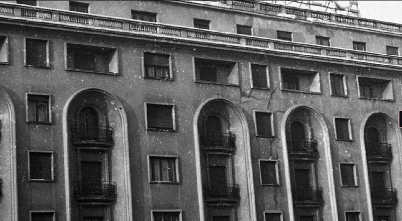 Hotelul a fost distrus la Revoluția din 1989.
