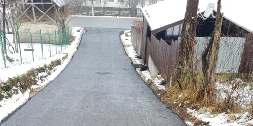 Asfalt turnat peste noroi în Mateeşti - Vâlcea în timp ce afară ninge Foto Adevărul - credit Cosmin Anghelescu