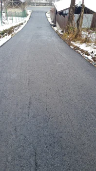 Asfalt turnat peste noroi în Mateeşti - Vâlcea în timp ce afară ninge Foto Adevărul - credit Cosmin Anghelescu
