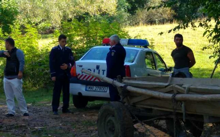 Poliţia s-a folosit de doi localnici pentru coborî trupul neînsufleţit din pădure, întrucât zona era greu accesibilă