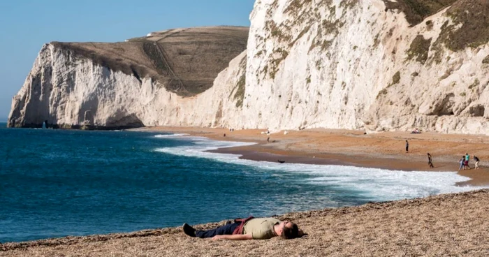 Durdle Door are o înălţime de aproximativ 60 de metri.  FOTO Gulliver/ Getty Images