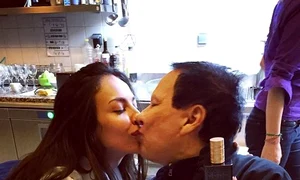 Olteanca nu a mai ţinut cont de nimic şi l a sărutat pasinal pe designerul Azzedine Alaia  jpeg