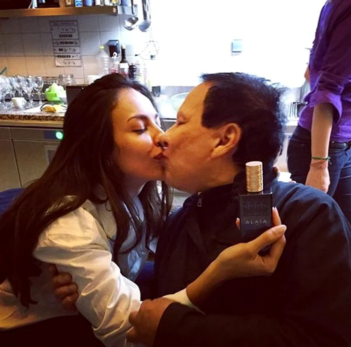 Olteanca nu a mai ţinut cont de nimic şi l-a sărutat pasinal pe designerul Azzedine Alaia 