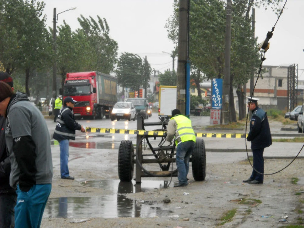 Axa remorcii s-a oprit la câţiva metri de locul accidentului