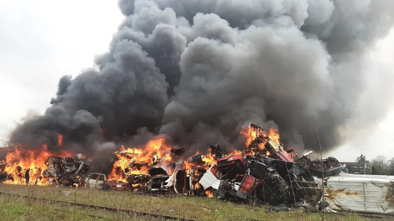 
    Un incendiu de proporții a izbucnit la o fabrică de fier vechi din Hunedoara Sursă foto: ISU Hunedoara  