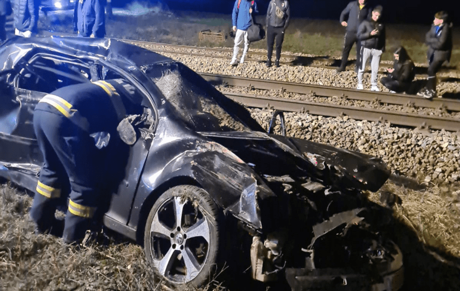 Un șofer a scăpat miraculos după ce a fost lovit de tren: a ieșit singur din mașina distrusă