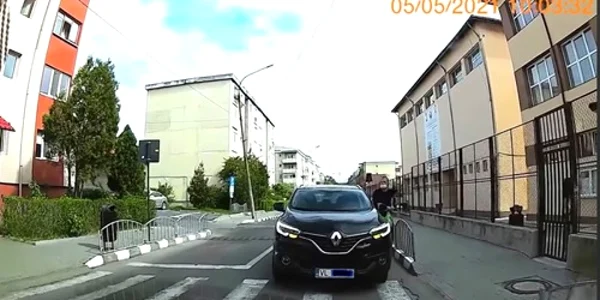 Maşina unui poliţist parcată pe sens opus în faţa unei şcoli în Râmnicu Vâlcea Foto Facebook Ai parcat ca un bou