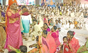 Deşi Doshi aştepta 1 500 de invitaţi, s a trezit cu 150 000 de nevoiaşi jpeg