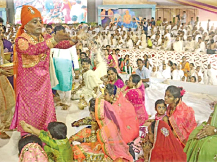 Deşi Doshi aştepta 1.500 de invitaţi, s-a trezit cu 150.000 de nevoiaşi