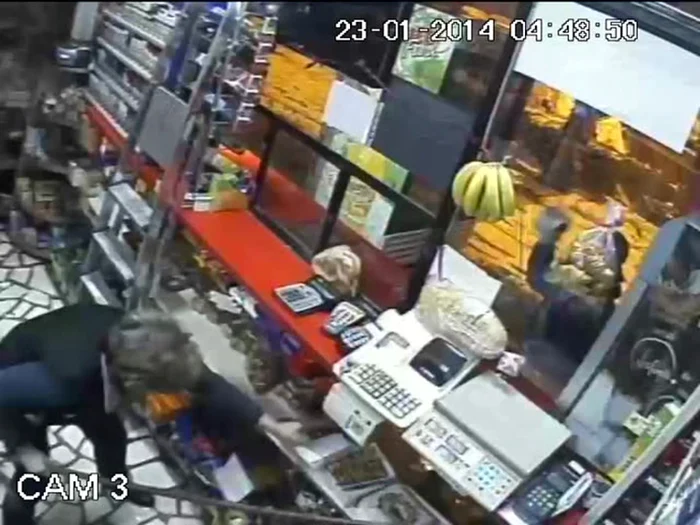 Băiatul a încercat să jefuiască magazinul de două ori