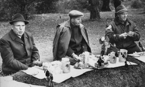 Imagini spectaculoase cu Ceauşescu la vânătoare  Juca şeptic în aşteptarea urşilor jpeg