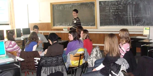 Liceenii învață despre democrație.