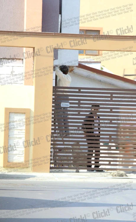 Solistul a stat destul de mult cu echipa de muncitori, ca să-i supravegheze