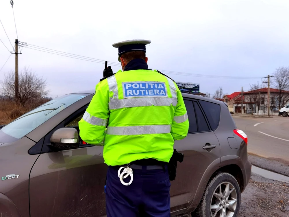 Bărbatul a fost prins de poliţişti în timp de transporta persoane în mod ilegal