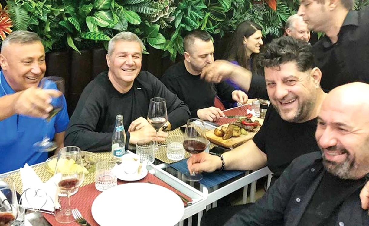 
    Tavi Colen, Dan Bittman și Cătălin Scărlătescu, la un pahar de vin în Centrul Vechi  
