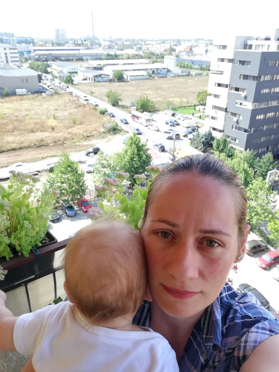 De la balconul apartamentului în care locuiește Alina se văd terenurile invadate de buruieni