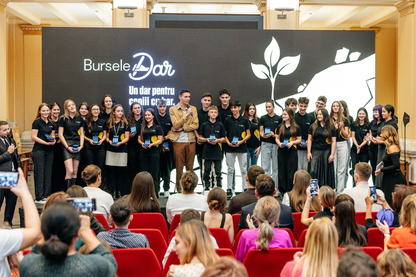 David Popovici și campionii de canotaj ridică trofeele pentru talentele României. 35 de tineri excepționali, premiați la Gala Burselor DAR: „Sunt onorat”