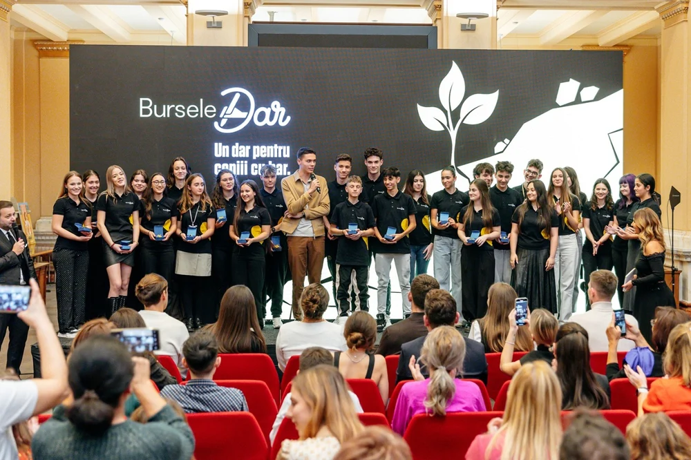 David Popovici și campionii de canotaj ridică trofeele pentru talentele României. 35 de tineri excepționali, premiați la Gala Burselor DAR: „Sunt onorat”