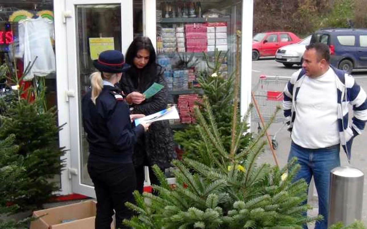Cetăţenii au primit materiale informative. Foto: Serviciul Judeţean Anticorupţie Olt