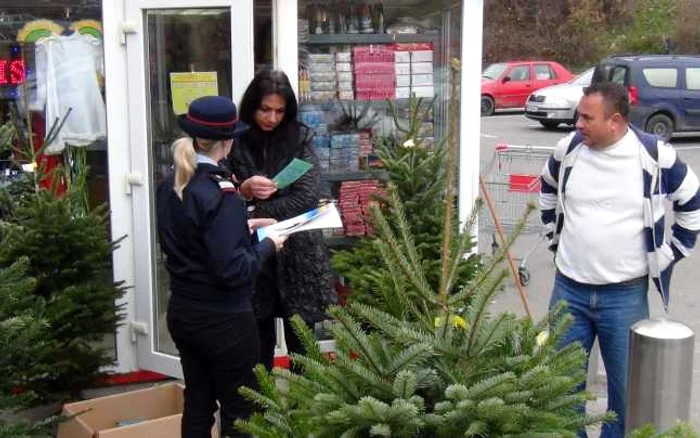 Cetăţenii au primit materiale informative. Foto: Serviciul Judeţean Anticorupţie Olt