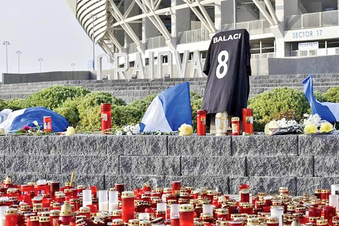 În faţa Stadionului Oblemenco fanii au lăsat lumânări şi steaguri