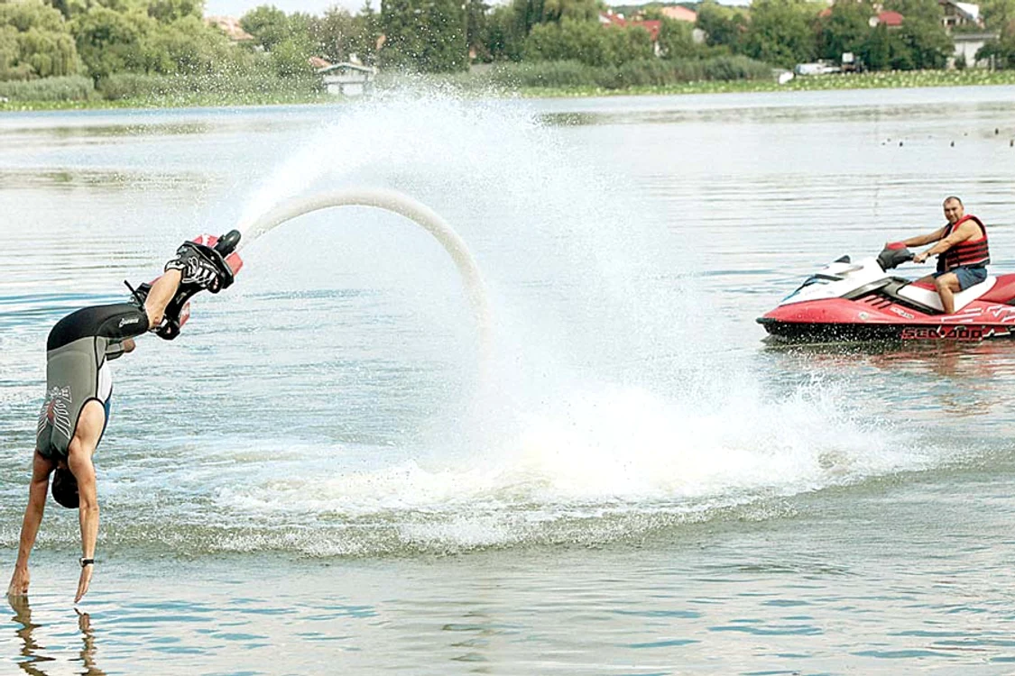 Leon Rotaru a fost aruncat de apă la zece metri înălţime (Fotografii: Sever Gheorghe )