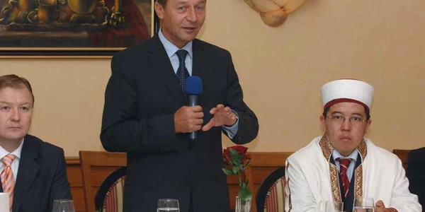 Traian Băsescu la cina de Iftar cu muftiul Iusuf Murat Foto Arhivă presidency.ro