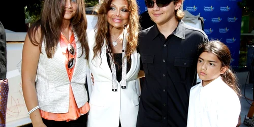 Paris Jackson (stânga), fiica lui Michael, La Toya Jackson, Prince şi Blanket