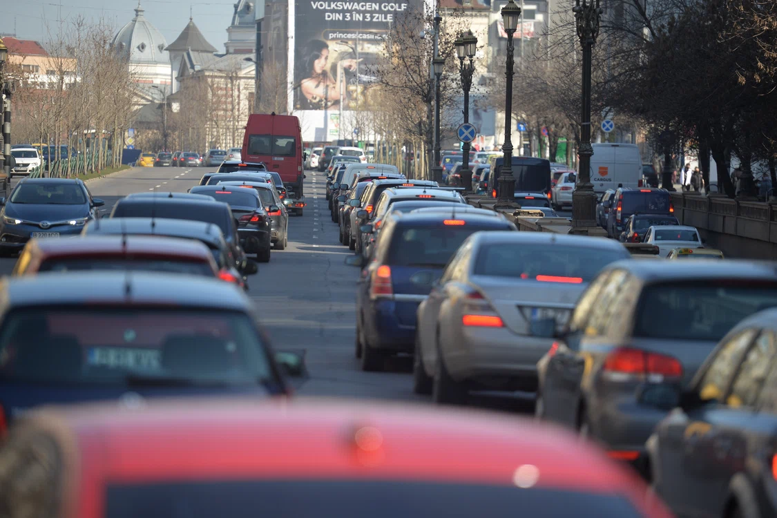 Mașini în trafic