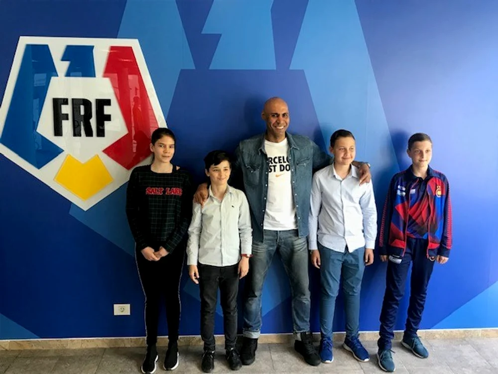 
    Nana Falemi, alături de copiii din programul Fotbal pentru Prietenie  