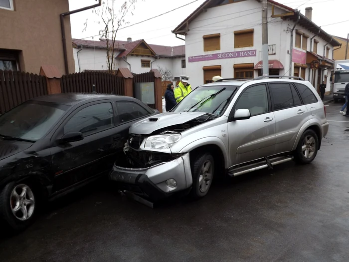 Cele două autoturisme implicate în accident FOTO Corina Macavei