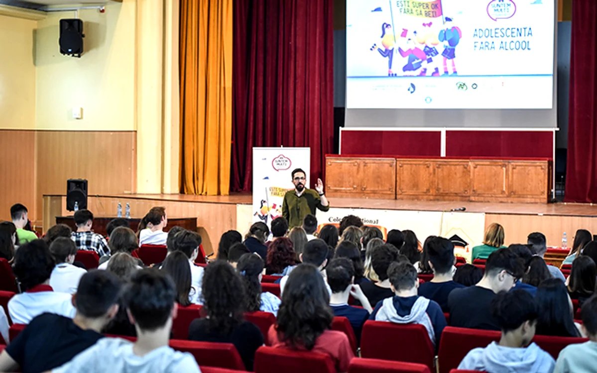 Medicul psihiatru Ioan Mirea sustine o sesiune de informare in cadrul campaniei Esti super ok fara sa bei! Adolescenta fara alcool (Sursa foto Agerpres) (646x404) jpg